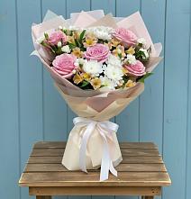 Букет цветов из:  Гвоздики, Орхидеи и Розы в Шушенском