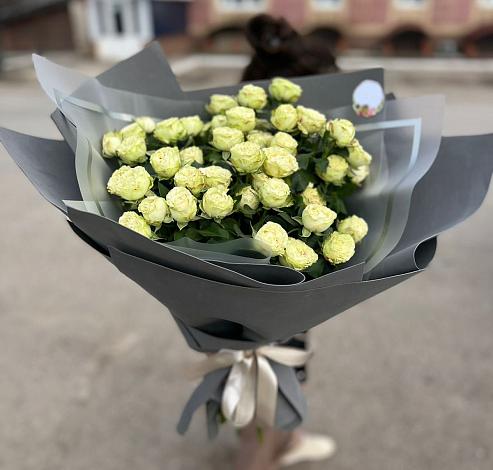 Букет Белые кустовые розы Солинеро в Шушенском
