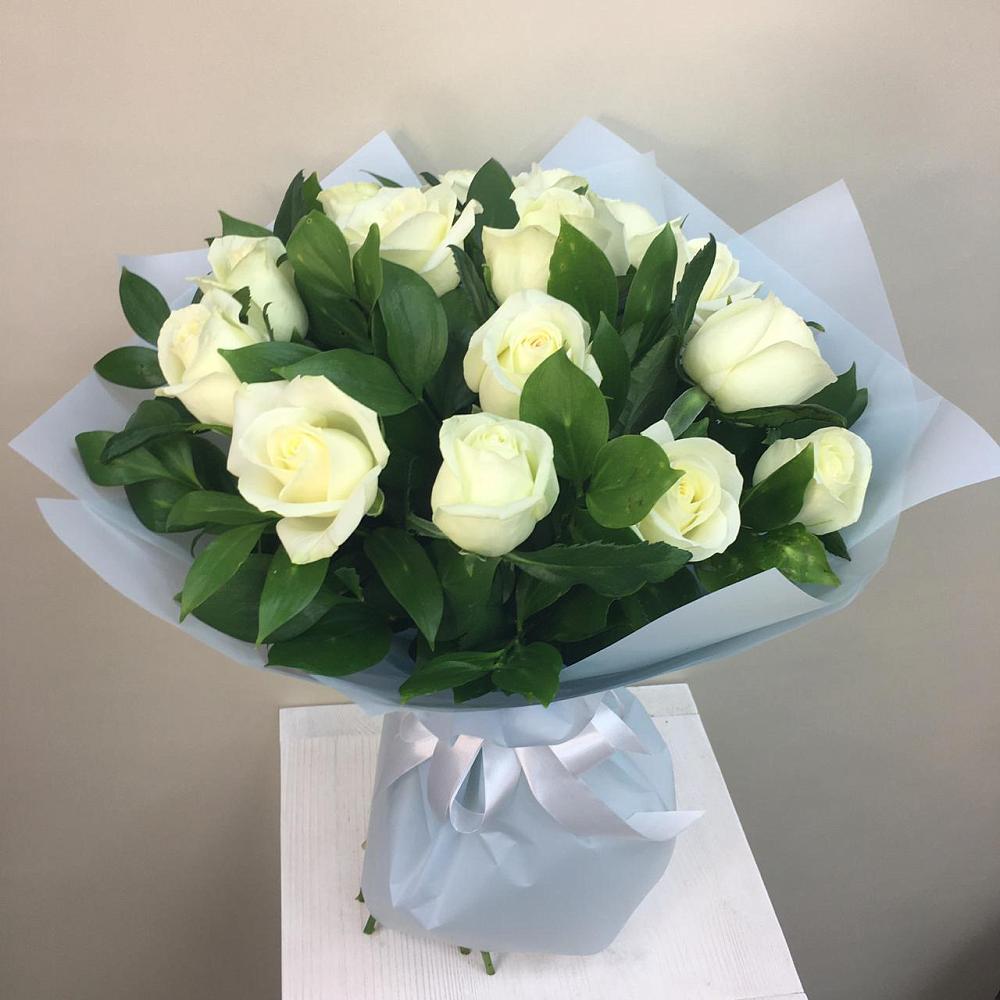 Букет 15 Белых роз Проуд в Шушенском