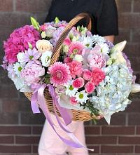 Композиция солнечный день в Шушенском Цветочная композиция из Розы, Хризантемы, Пионы и Лизиантусы в корзине в Шушенском