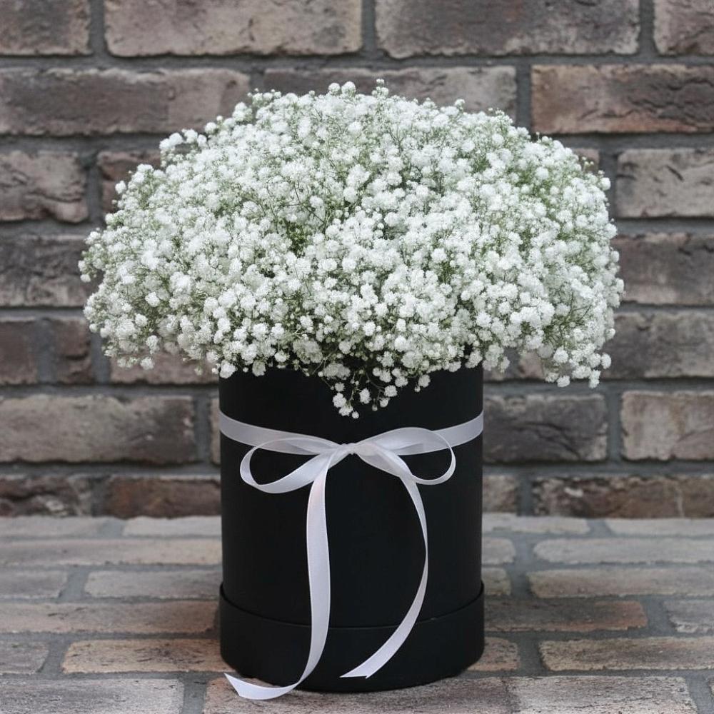 Цветочная композиция из Гипсофила в шляпной коробке в Шушенском