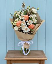 Букет цветов из:  Альстромерии, Лизиантусы, Розы и Хризантемы в Шушенском