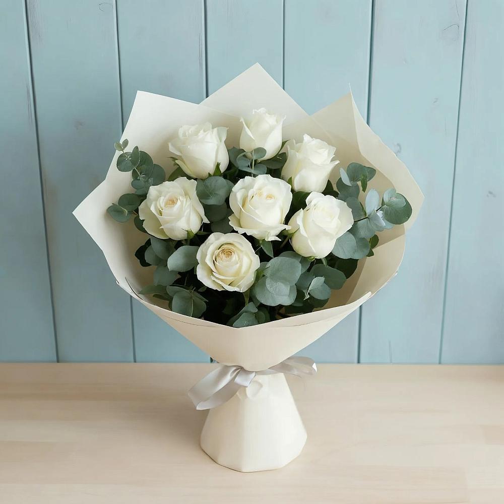 Букет Белые розы в Эвкалипте в Шушенском