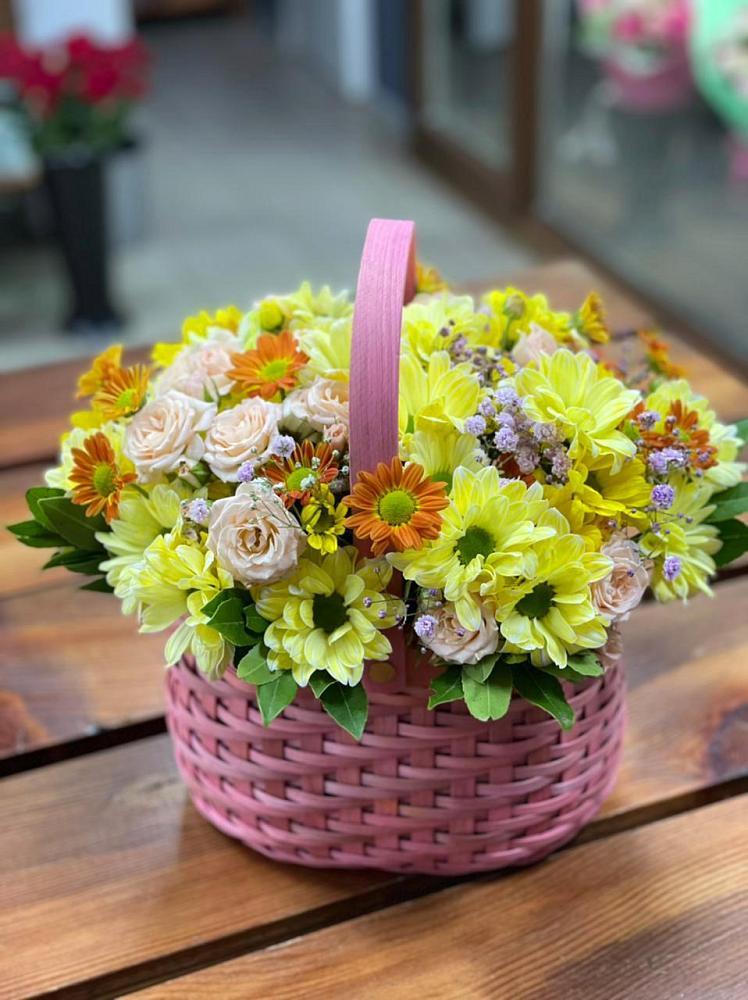 Цветочная композиция из Хризантемы и Розы в корзине в Шушенском