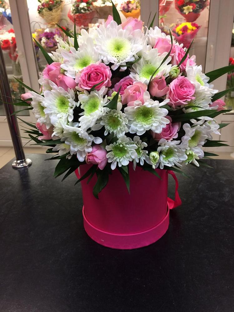 Цветочная композиция из Розы и Хризантемы в шляпной коробке в Шушенском