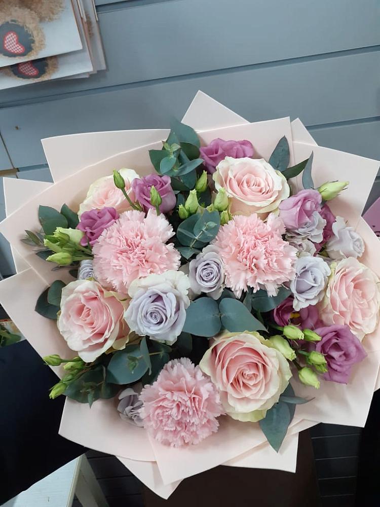 Букет цветов из: Розы, Гвоздики и Лизиантусы в Шушенском